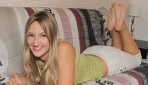 The Beautiful Aglae Discovers Tickling Fetish : Bare Feet Tickling